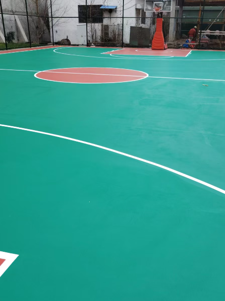 武昌 球场长期使用易出现地面开裂